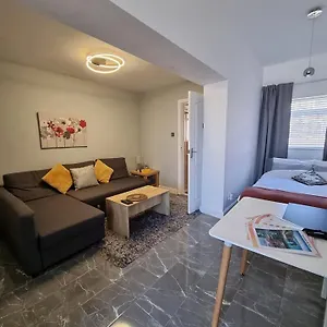 Your Own Studio Flat With Everything Need! Fully Equipped Kitchen, Free Coffee And Tea, Own Entrance, Private Parking, Smart Tv With Netflix, Sofa Bed, Your Own Shower And Toilet - Newly Renovated! Poole